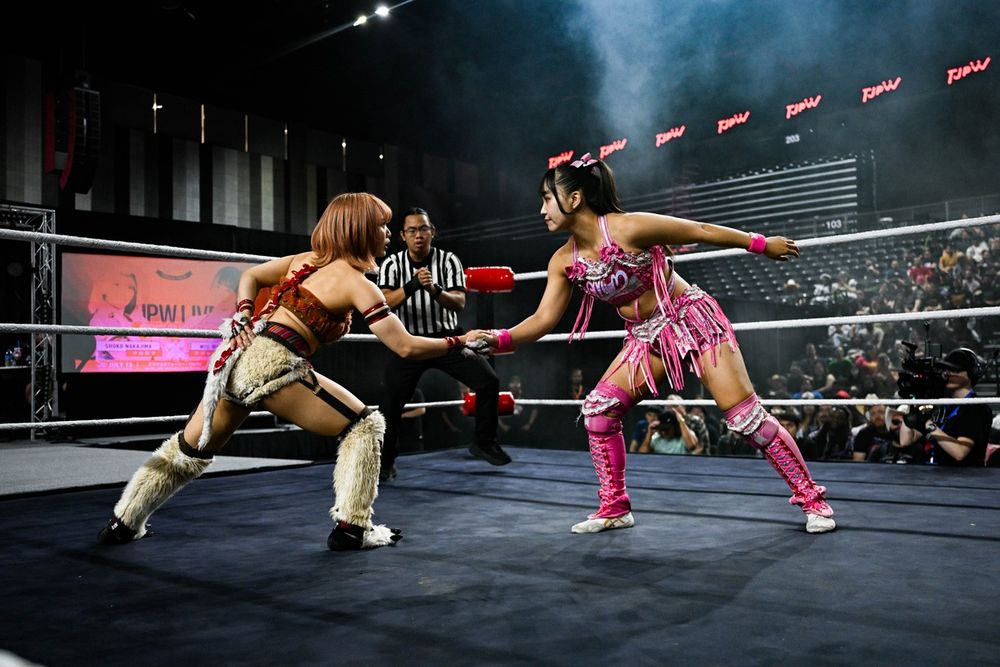 Miu and Shoko shaking hands before the match starts (hell yeah Code of Honor)
