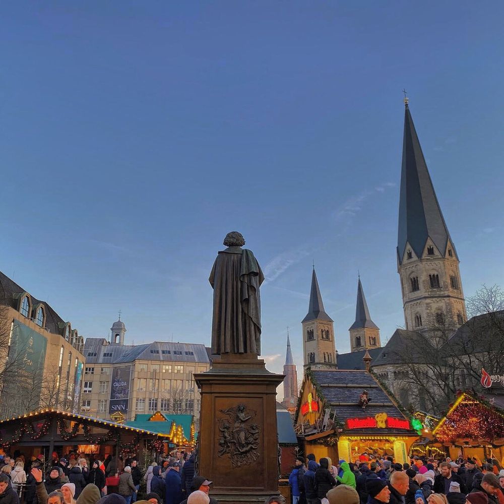 Blick auf den Bonner Weihnachtsmarkt mit der Statue von Ludwig van Beethoven.