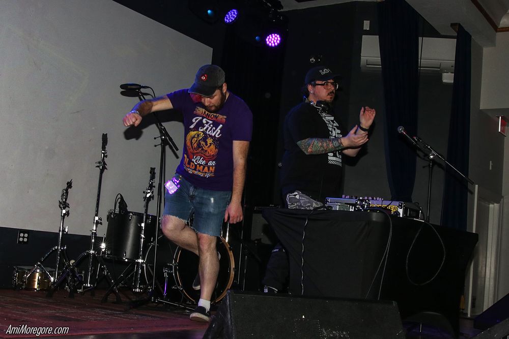 Graz on stage performing with Donutshoes dancing in the background