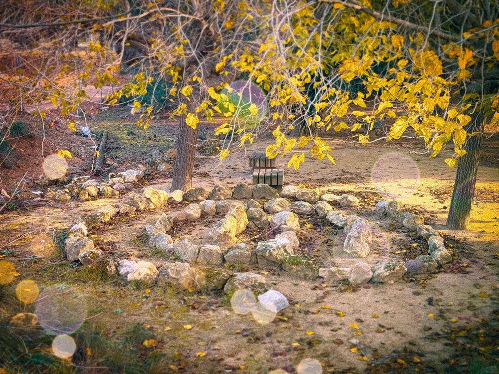 Laberint de pedres a una zona d'esbarjo al barri d'Emprius de Salou.