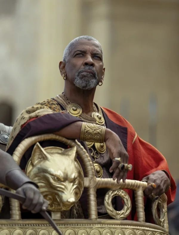 Denzel Washington as Macrinus riding in a chariot. 