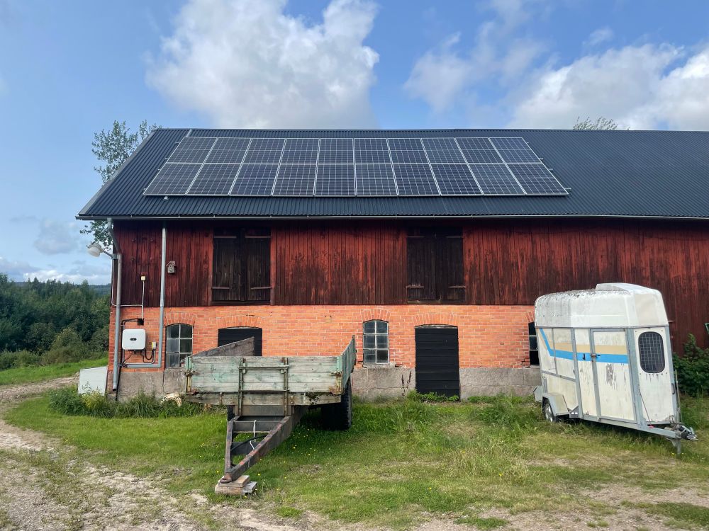 Solpaneler på en lada (öst).