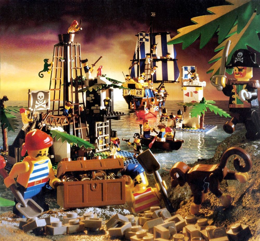 Bild från legokatalog från tidigt 90-tal som visar Piraterna gräva upp en skatt i förgrunden. I bakgrunden syns Imperiesoldaternas utpost och skepp.
