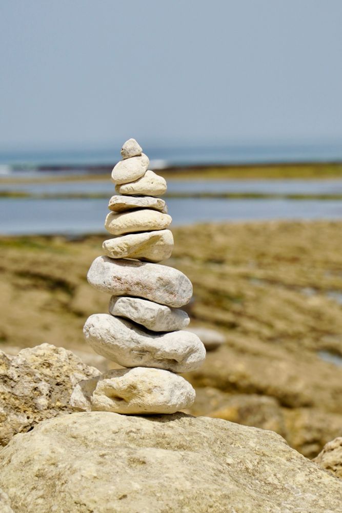 Aan de kust van Île D’Oleron een stapel stenen in teer evenwicht. Door mij en Michelld gestapeld op onze laatste buitenlandse vakantie 