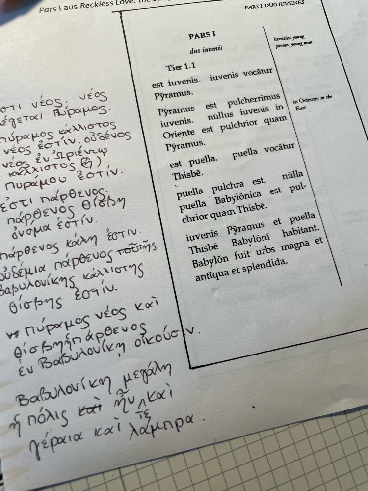 Tiered Reader Stufe 1.1 zu Pyramus und Thisbe auf Latein, daneben Ansätze des Versuchs einer altgriechischen Übertragung.