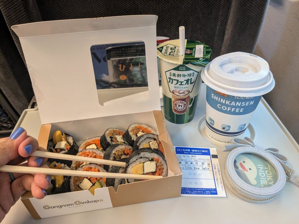 gimbap bento & coffee on the bullet train!

新幹線でキンパ弁当