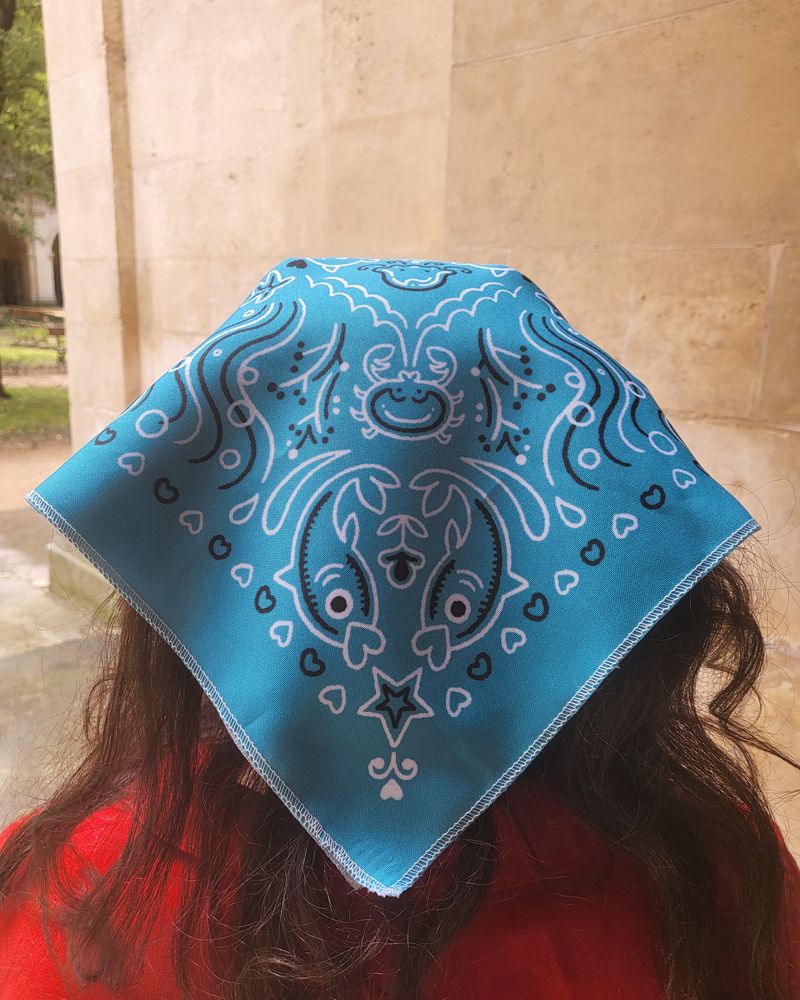 Le bandana de Félix Auvard, sur fond bleu clair avec un motif inspiré des animaux marins.