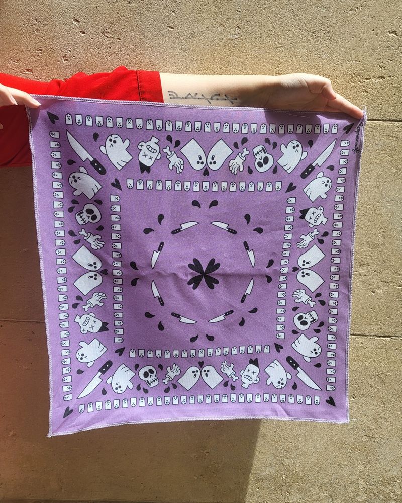 Le bandana d'Aurélien Fernandez, sur fond mauve avec un motif inspiré de son Fantôme Fâché.