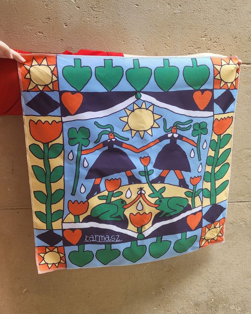 Le bandana de Tarmasz, avec un motif coloré rappelant son univers graphique.