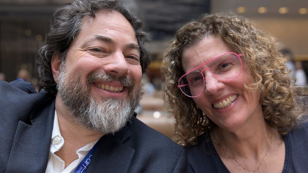 Jonathan Singer and Lauri Goldkind taking a selfie