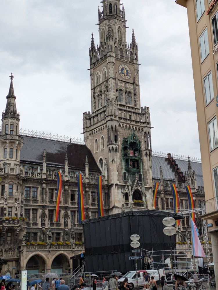 Münchner Rathaus auf dem Marienplatz mit Regenbogenflaggen 