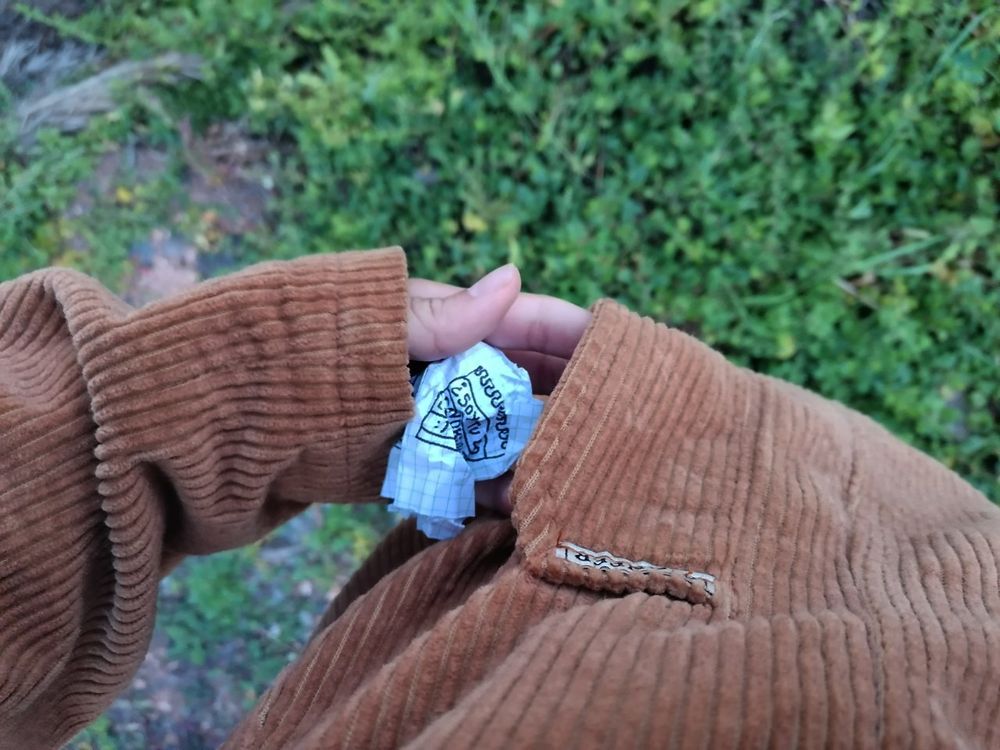 Agarro una bola de papel de mi bolsillo. Tiene algo escrito.