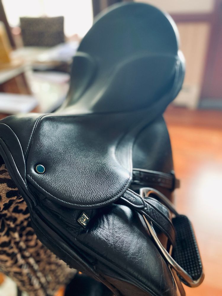 Stubben dressage saddle looking brand new. 