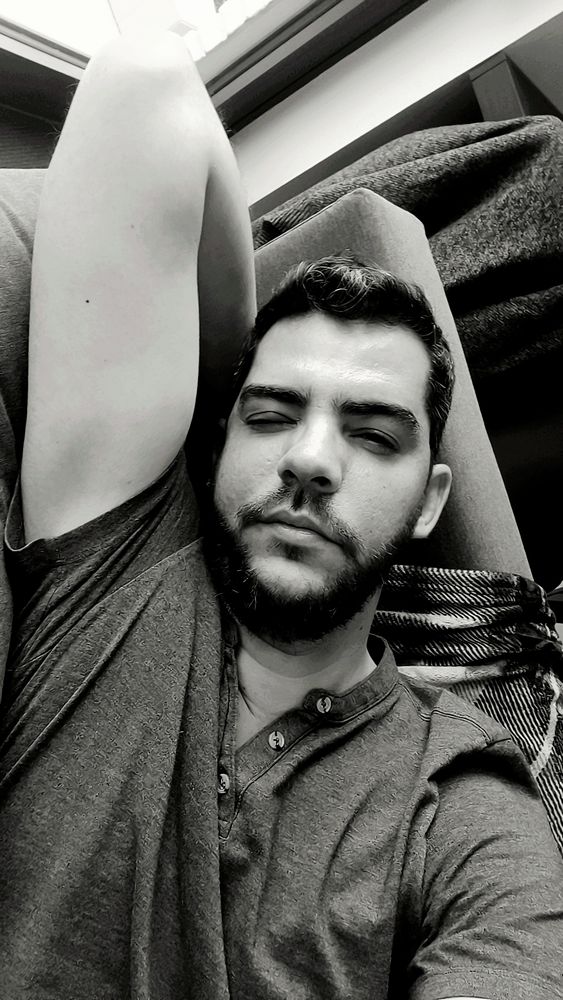 Yo tirado en el sofá con sueño, en blanco y negro.