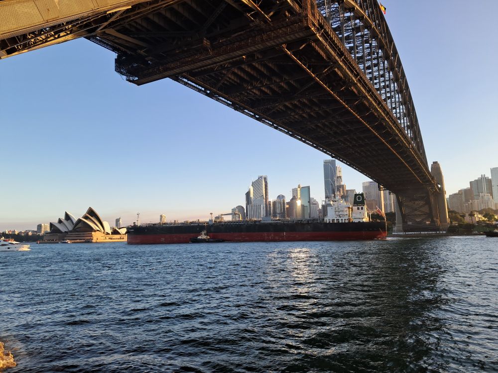 Petrolero cruzando el puente en la bahía de Sídney