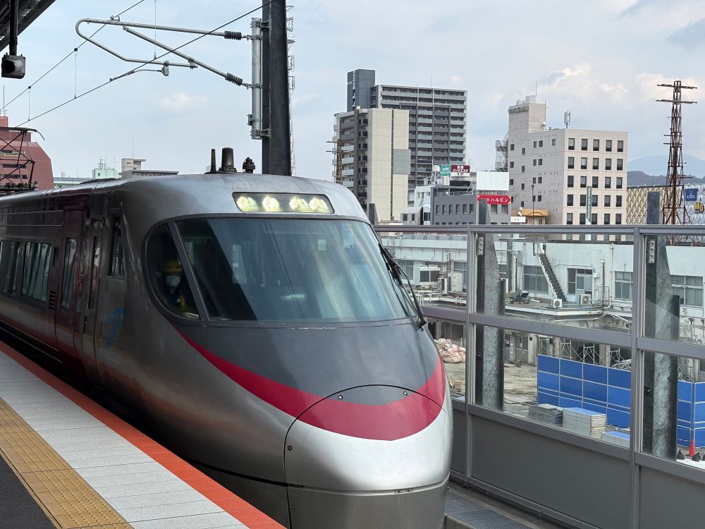 Shiokaze 14 / Ishizuchi 14 juna saapumassa Matsuyaman laiturille. Juna jakautuu myöhemmin reitillä Okayamaan ja Takamatsuun meneviin osiin, joten siksi sillä on kaksi nimeä.