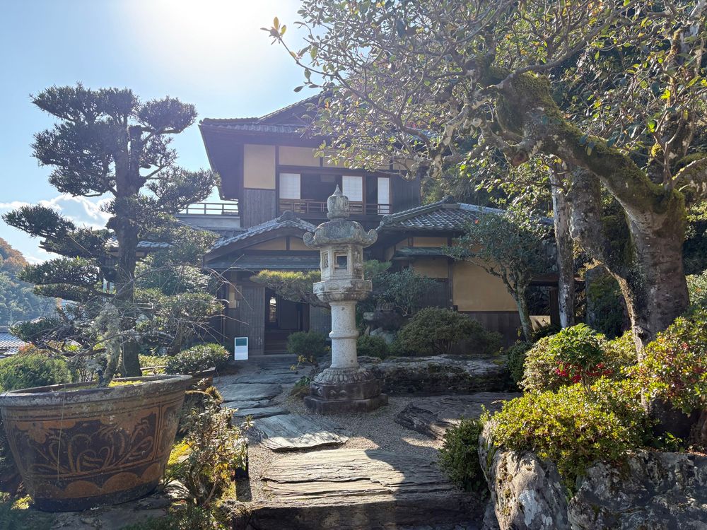 Bansenso-talo sisäänkäynnin puolen puutarhasta katsottuna