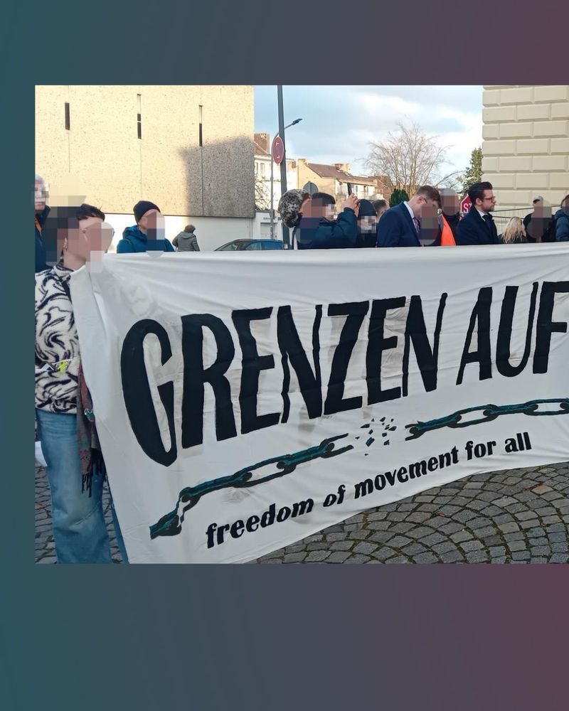 Mehrere Menschen halten ein Banner, auf dem steht: “GRENZEN AUF! Freedom of movement for all”