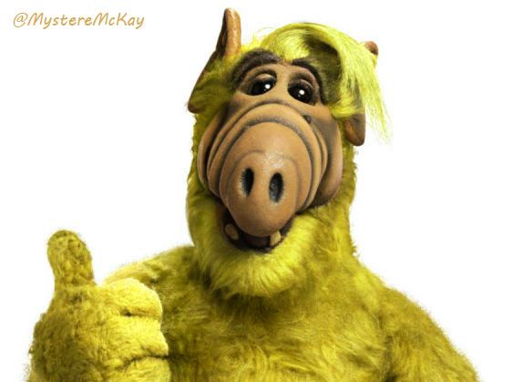 Alf de Melmac mais en blond platine, clin d'oeil pour le chanteur Alpha Blondy