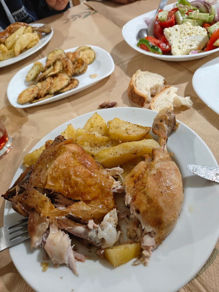 Huhn aus dem Ofen mit Kartoffeln.