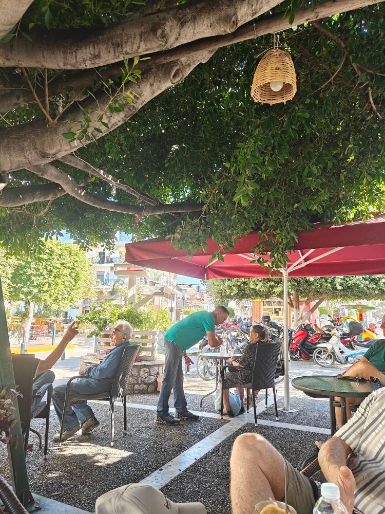 Blick vom Cafe auf Periptero und Straßenkreuzung in Zacharo.