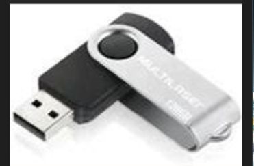 Pendrive que tem uma alça de ferro presa no corpo do pendrive, uma ponta da alça de ferro está presa em um lado do pendrive e a outra ponta se liga ao outro lado de pendrive que precisa dar uma volta no próprio eixo para expor a parte que deve se conectar com o pc