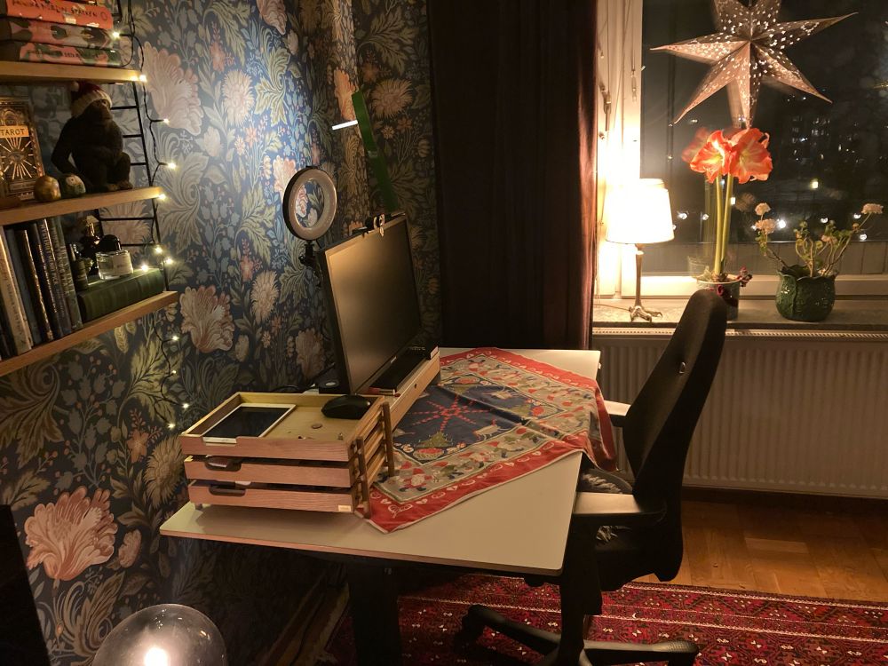 Skrivbord med julduk.