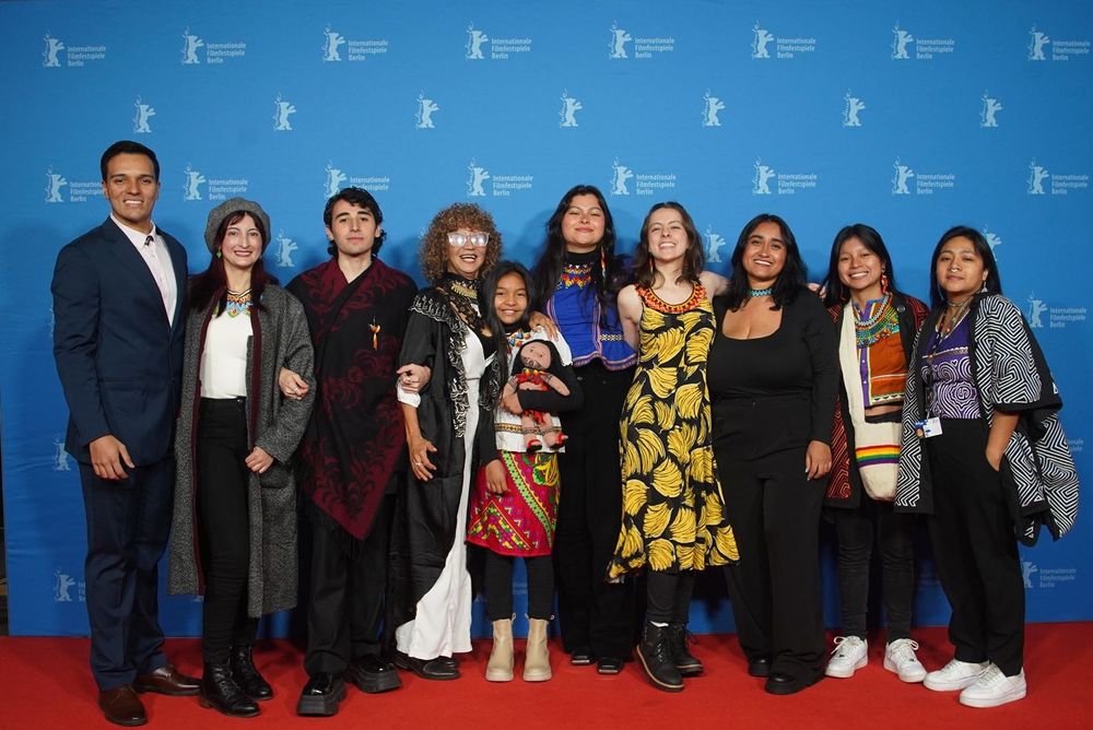 Diez personas del equipo de Akababuru posan en el photocall de la Berlinale.