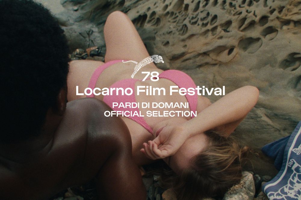 Una mujer en bañador tumbada en unas rocas  y a su lado un hombre de espaldas. Con el texto encima: 78 Locarno Film Festival. Pardi di Domani Official Selection.