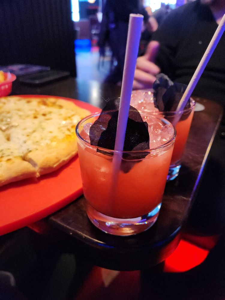 A table with garlic bread and Bella Goth Margs on it.