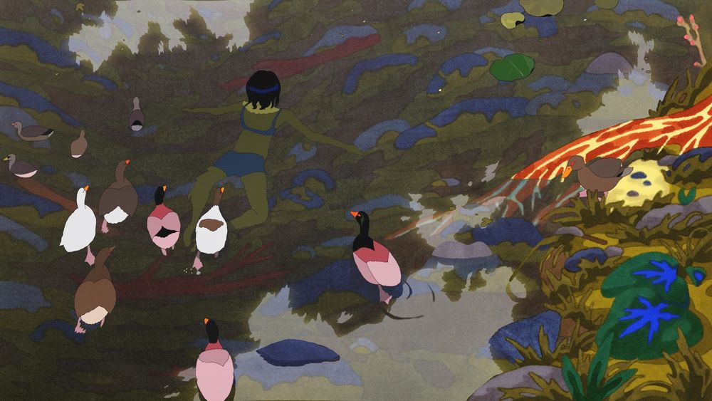 Une femme nage dans un lac près de canards