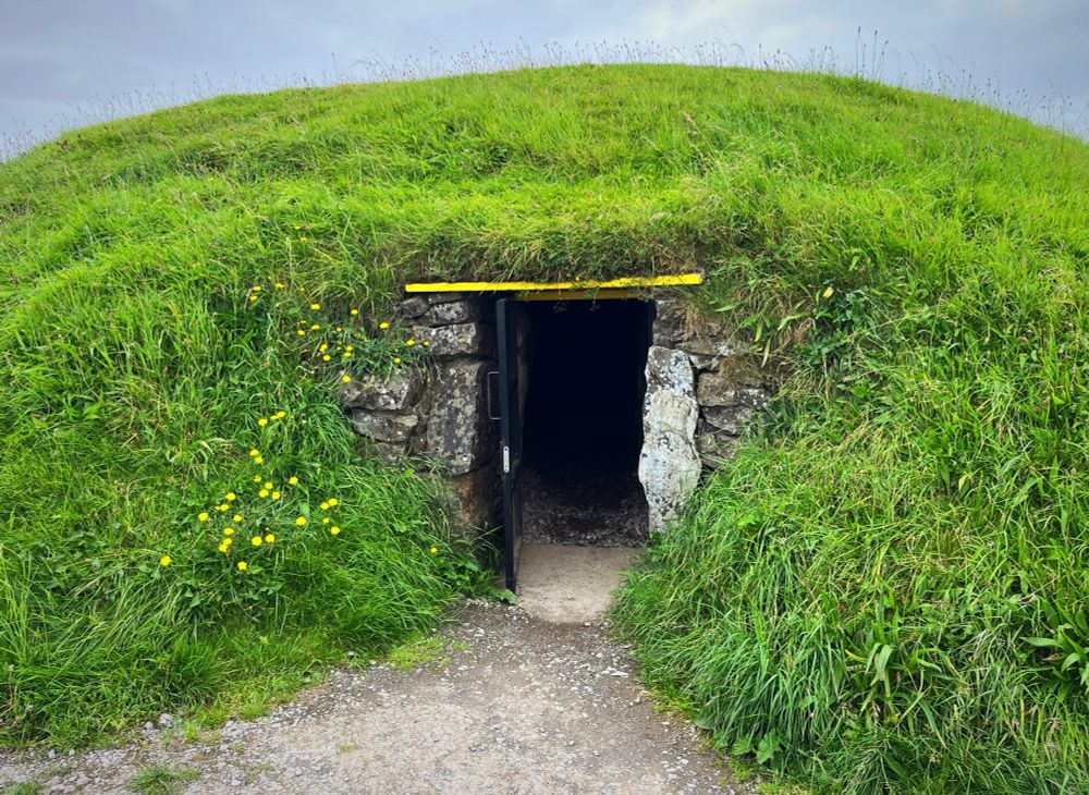 A photo of the outside of the tomb.