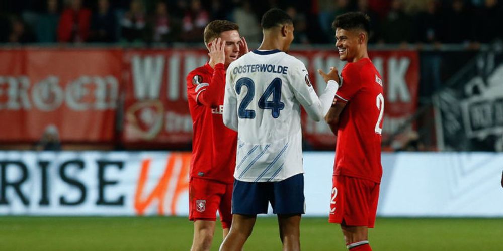 Performa Mees Hilgers di Laga Twente vs Fenerbahce: Bikin Fred Dikartu Kuning, Usil Dorong Dusan Tadic - Bola.net