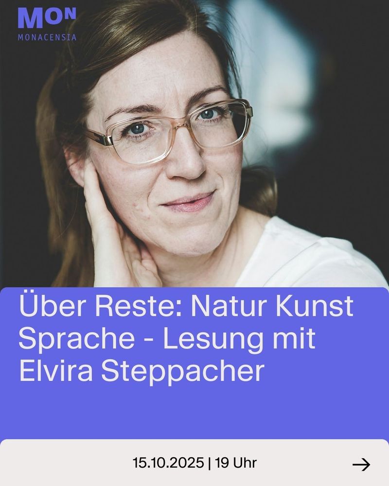 Elvira Steppacher mit Brille, berührt sich im Gesicht. Beschriftet: Über Reste: Natur Kunst Sprache – Lesung mit Elvira Steppacher. 15.10.2025, 19 Uhr