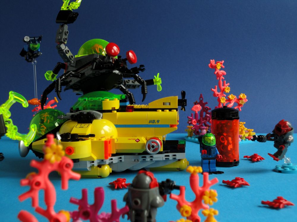 The submersible is getting attacked by crablike mechs from the Stingray faction.