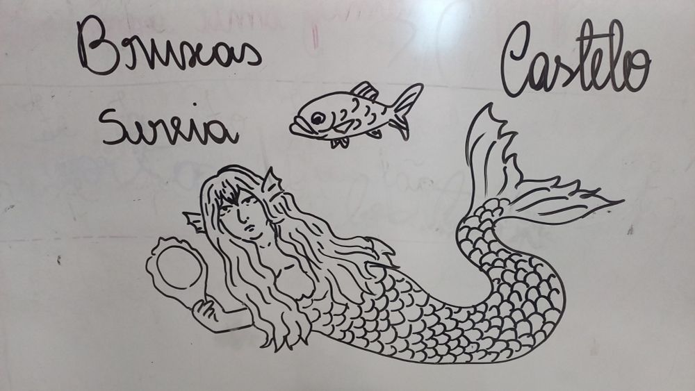 Desenho de uma sereia segurando um espelho com um peixe nadando acima escrito "Bruxas, Castelo, Sereia"