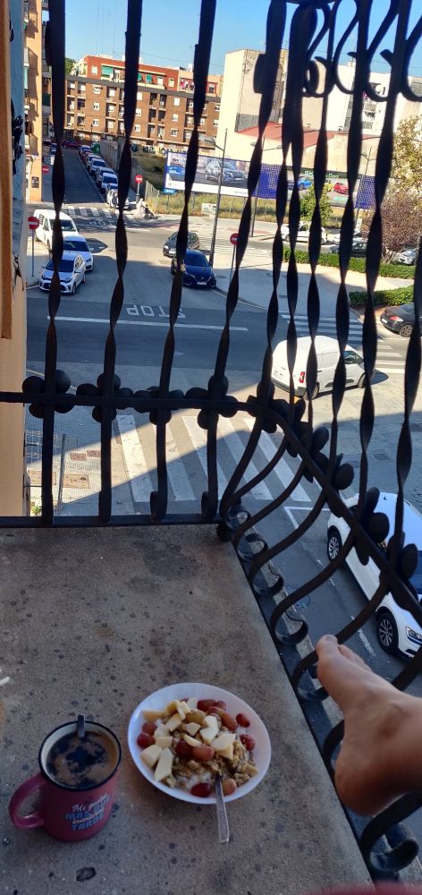 Ontbijt in valencia op balkon