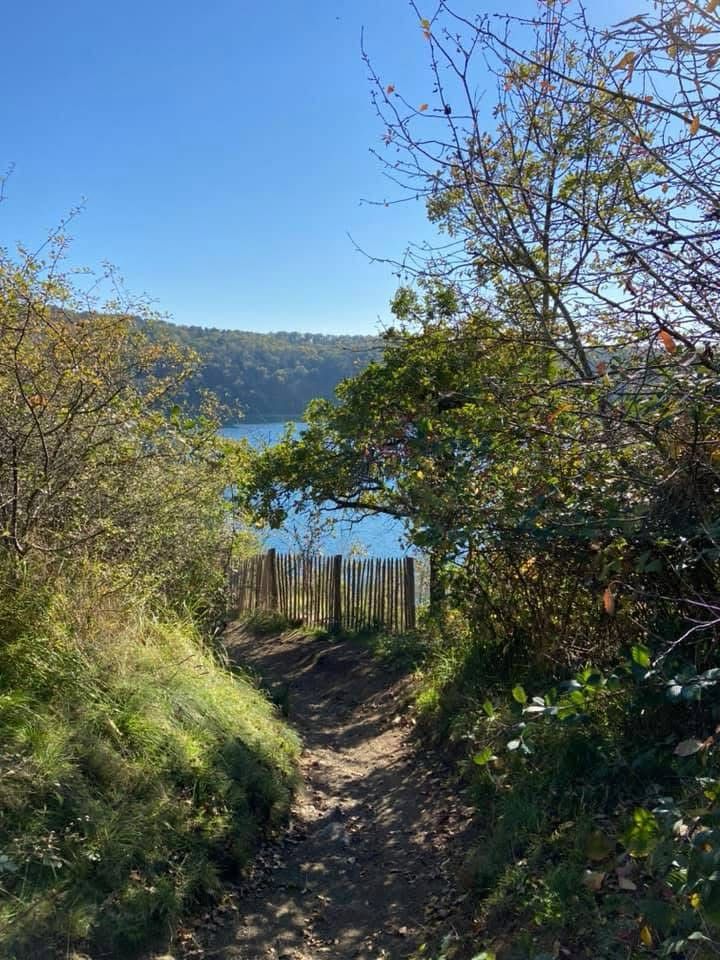 Petit chemin menant à un lac : le Gour de Tazenat