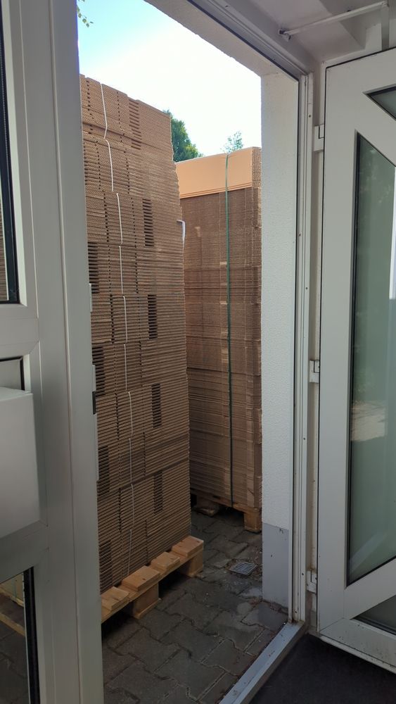 2 Paletten Kartonagen vor der Tür. Weihnachten naht 
