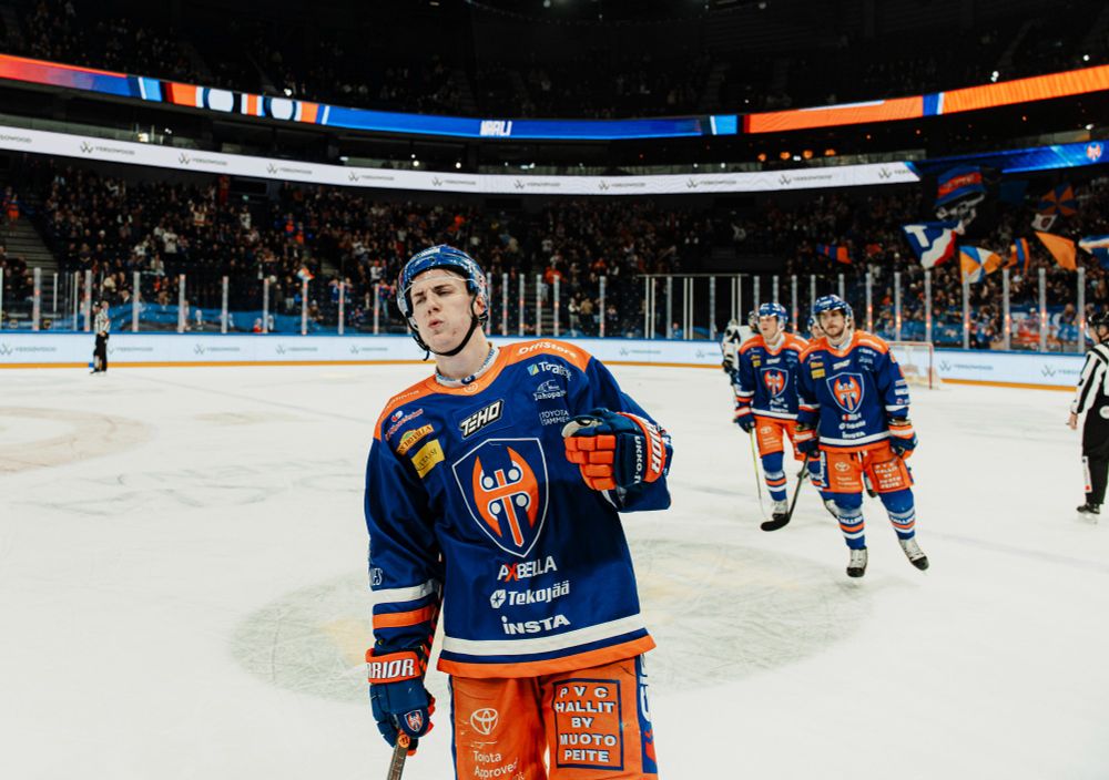 Petteri Puhakka tuulettaa maalia