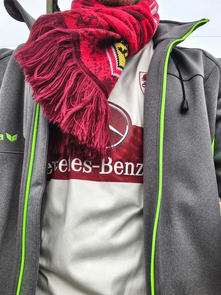 Selfie auf dem man ein VfB Trikot und einen VfB Schal sieht.