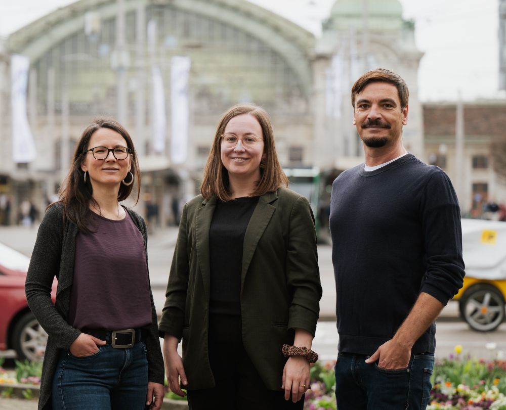 Julia Baumgartner (Bildmitte), Barbara Heer (links) und Thomas Fastermann (rechts) kandidieren für das Präsidium der SP Basel-Stadt.