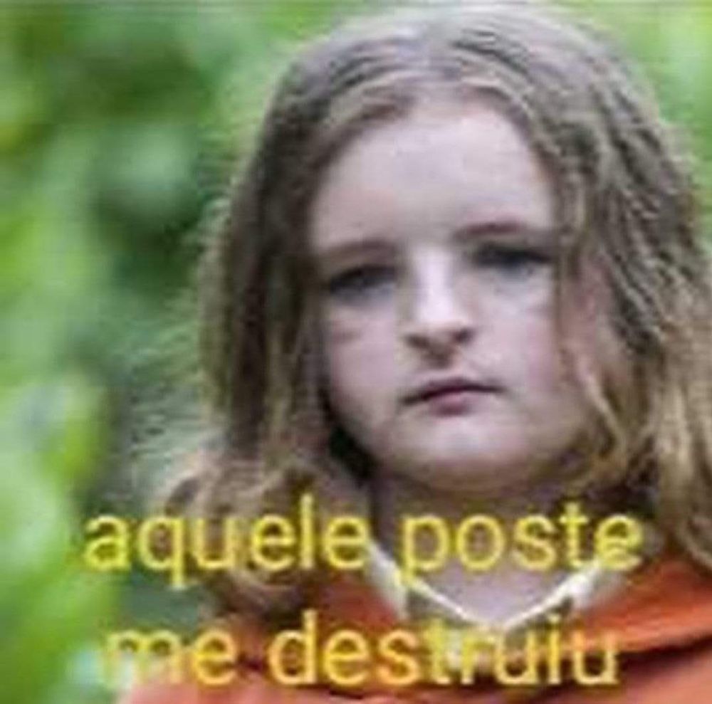 Estático da atriz-mirim do filme Hereditário com a legenda “aquele poste me destruiu”