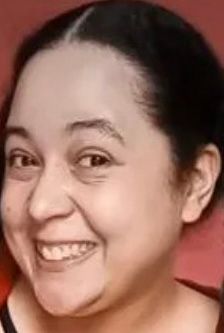 Detalhe do rosto de jozi, em que fica claro que ela não tem carinha de 17 anos mas tudo bem pois ela nos traz alegria 