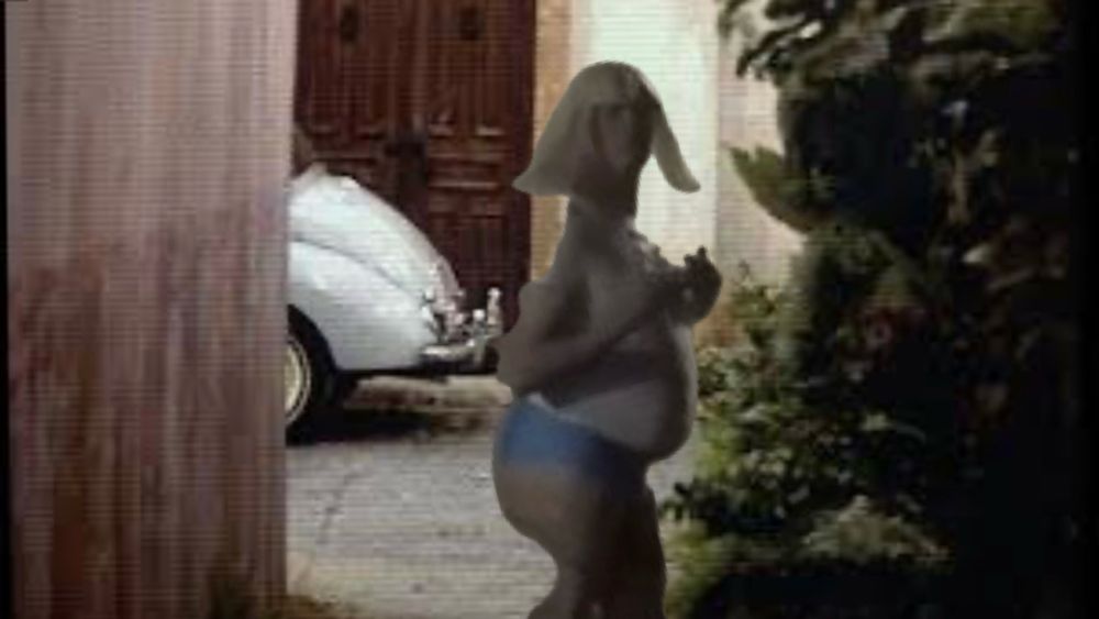 Cena do filme Os Sinais em que o ET está fazendo certas “investigações” 