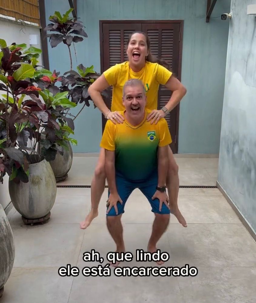 Print de um viral em que um casal está de camiseta do Brasil fazendo uma dancinha de um funk para o qual eles fizeram uma letra engraçada 