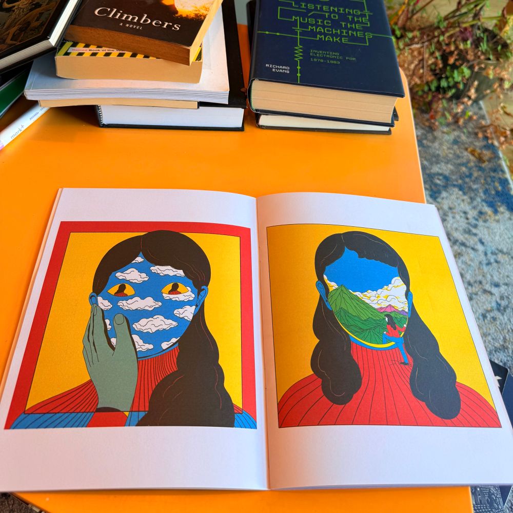 Duas páginas do álbum de painéis da pintora catalã Cristina Daura. Seu estilo é surrealista pop com cores básicas fortes e mulheres com cavalos, coelhos e fantasminhas saindo dos olhos e cabeça. 