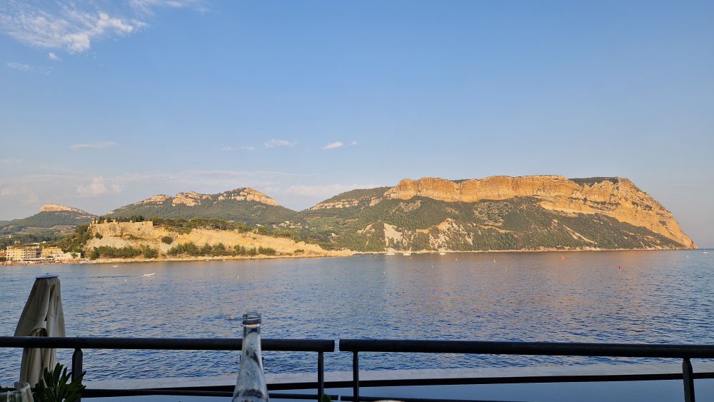 Cassis, vue d'une terrasse de restaurant