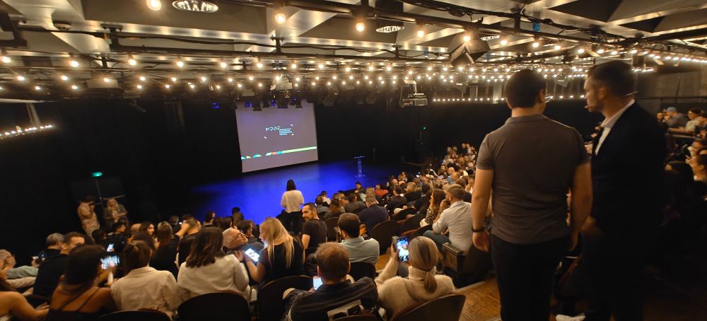 Vue générale de la salle où se déroule la remise des médailles de la photographie professionnelle française 