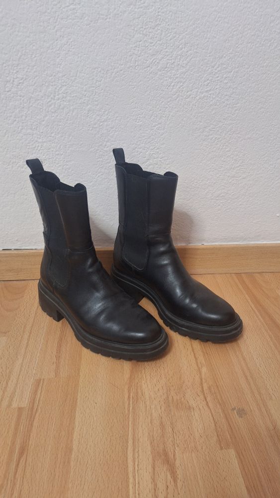Botas negras tipo Chelsea talla 41.5 de Ryłko, muy buen estado, casi sin usar. Las regalo porque me vienen pequeñas